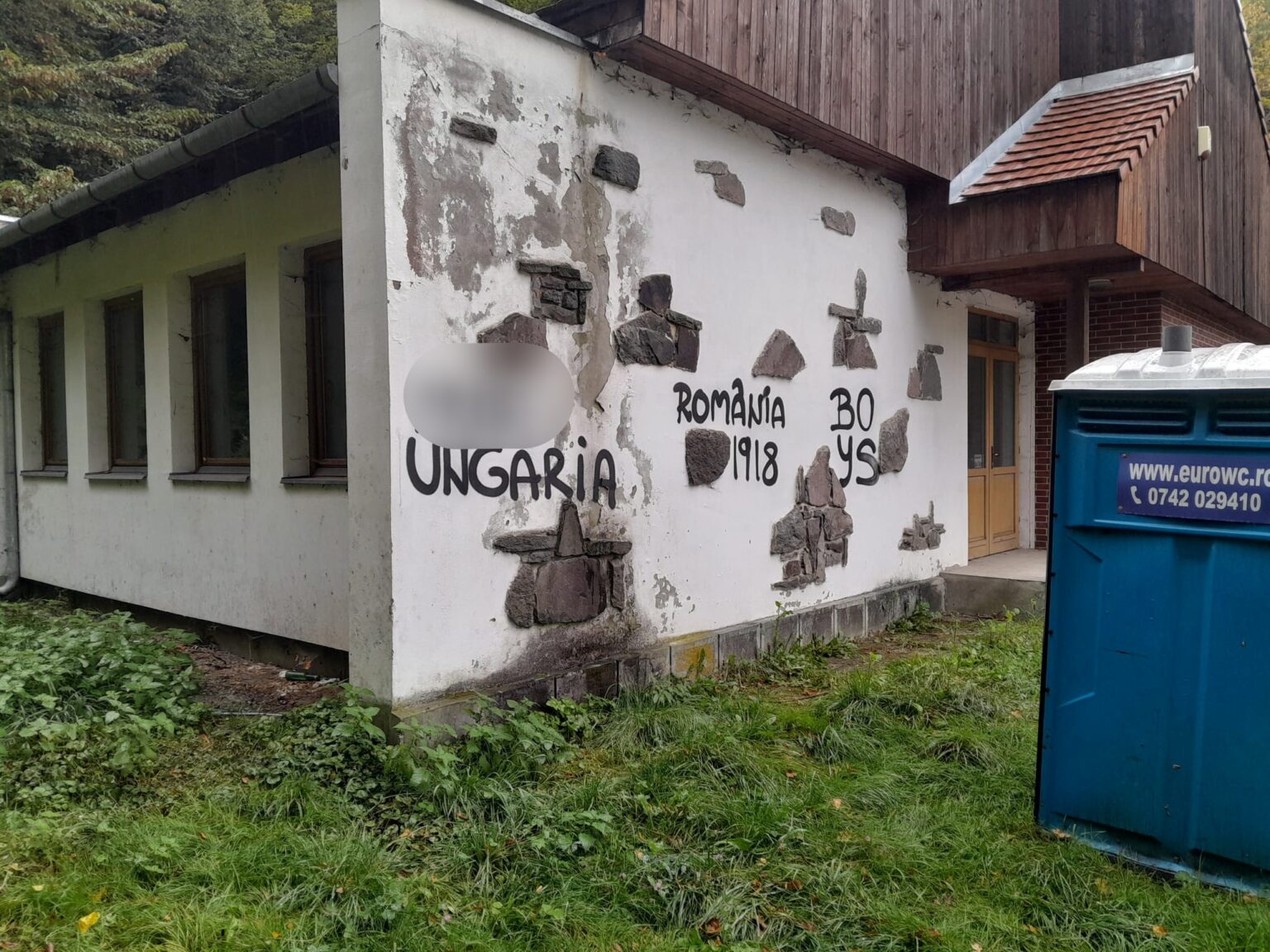 Read more about the article Suporteri ai Universității Cluj, acuzați de mesaje jignitoare la adresa comunității maghiare pe mai multe clădiri după meciul pierdut la Miercurea Ciuc