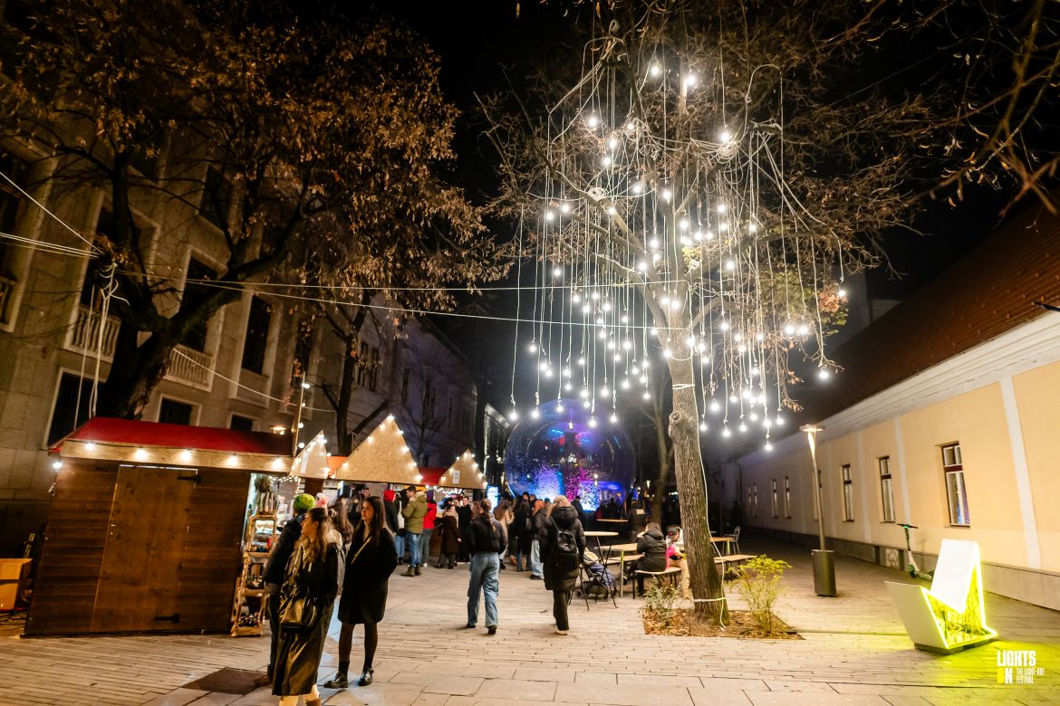 Read more about the article MAGIA REVINE. Lights On Romania 8 transformă Clujul. Light Bus, „autobuzul îmbrăcat în lumină”, printre atracțiile acestei ediții