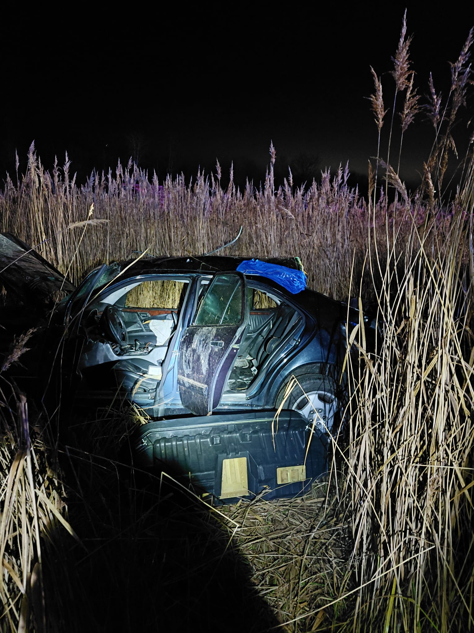 Read more about the article Accident rutier pe un drum din județ. Mașina a ieșit de pe carosabil. Doi tineri au fost transportați la spital