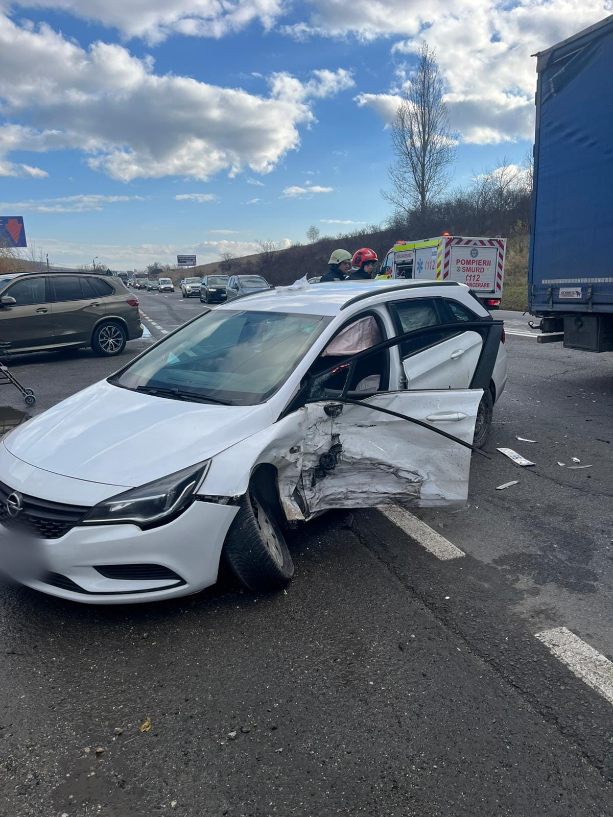 Read more about the article FOTO. Accident grav pe DN1 cu două autoturisme implicate. Două clujence de 70 de ani, transportate la spital