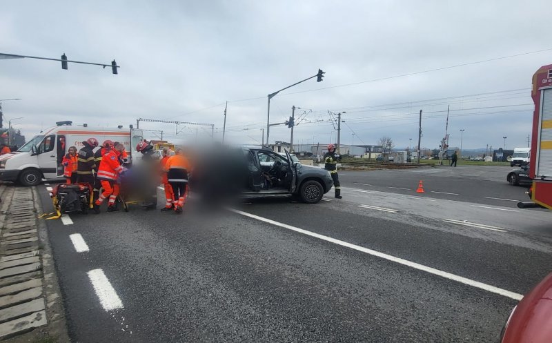 Read more about the article Accident rutier pe un drum din județul Cluj. Două femei, transportate la spital. Circulație blocată pe un sens