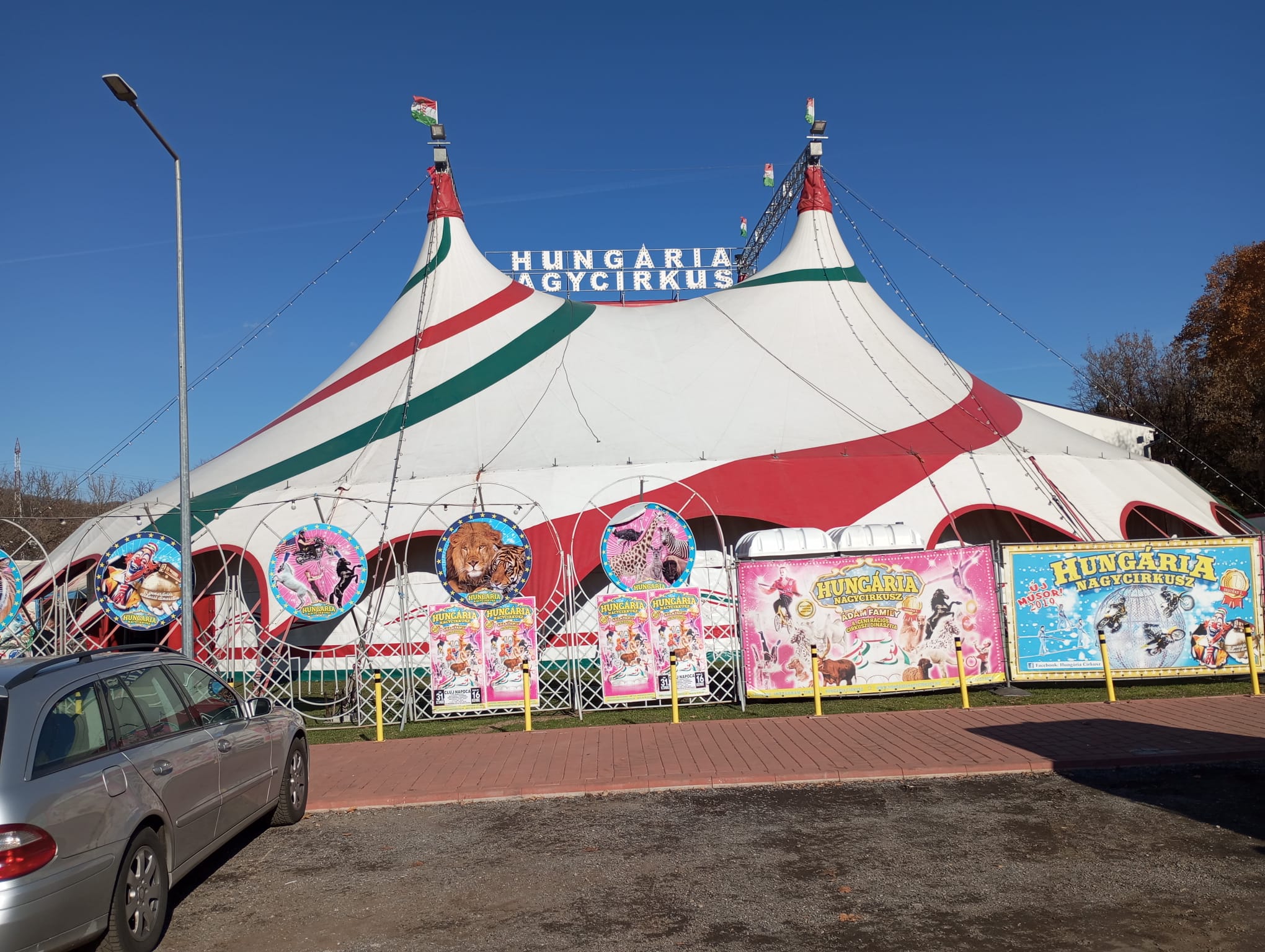 Read more about the article A sosit circul la Cluj! Jonglerii, iluzioniști, numere de hula-hoop și cu papagali uriași, acrobații la 8 metri înălțime, motocicliști în „Globul morții!”. Îți spunem prețurile. FOTO & VIDEO