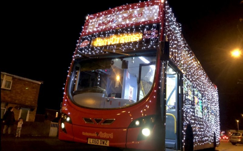 Read more about the article Orașul văzut de la 4 metri înălțime. Plimbare cu „autobuzul-lumină” la târgurile de Crăciun din Cluj. Cât costă biletele