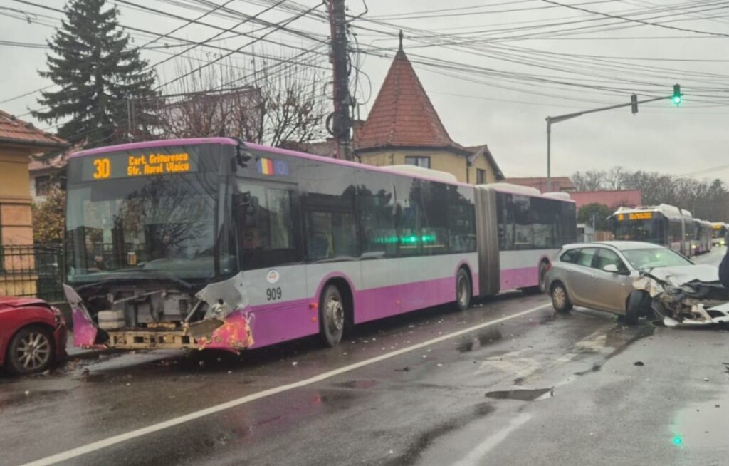Read more about the article Accident în cartierul Grigorescu: un autobuz și două mașini, implicate în coliziune. O fetiță a ajuns la spital