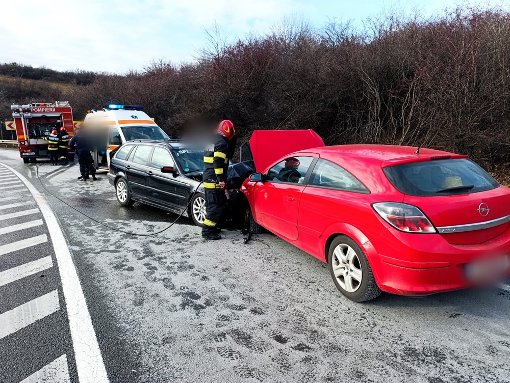 Read more about the article Accident grav pe DN1. Două autoturisme s-au ciocnit violent lângă Izvoru Crișului. O tânără de 30 de ani și un minor, transportați la spital