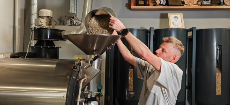 Read more about the article Clujeanul campion. E cel mai tare din România la prăjit cafea