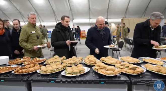 Read more about the article VIDEO. Premierii României și Olandei au mâncat împreună cu militarii de la Baza Aeriană 71