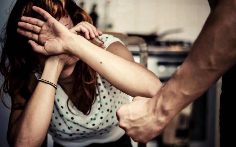 Read more about the article Tânăr reținut după ce și-a agresat partenera și a încălcat ordinul de protecție
