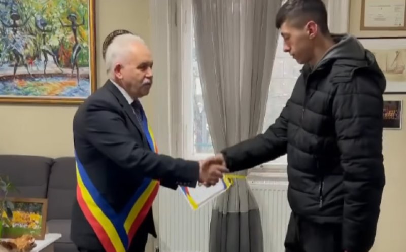 Read more about the article Primarul din Gherla l-a premiat pe adolescentul de 17 ani care a salvat un copil de la înec