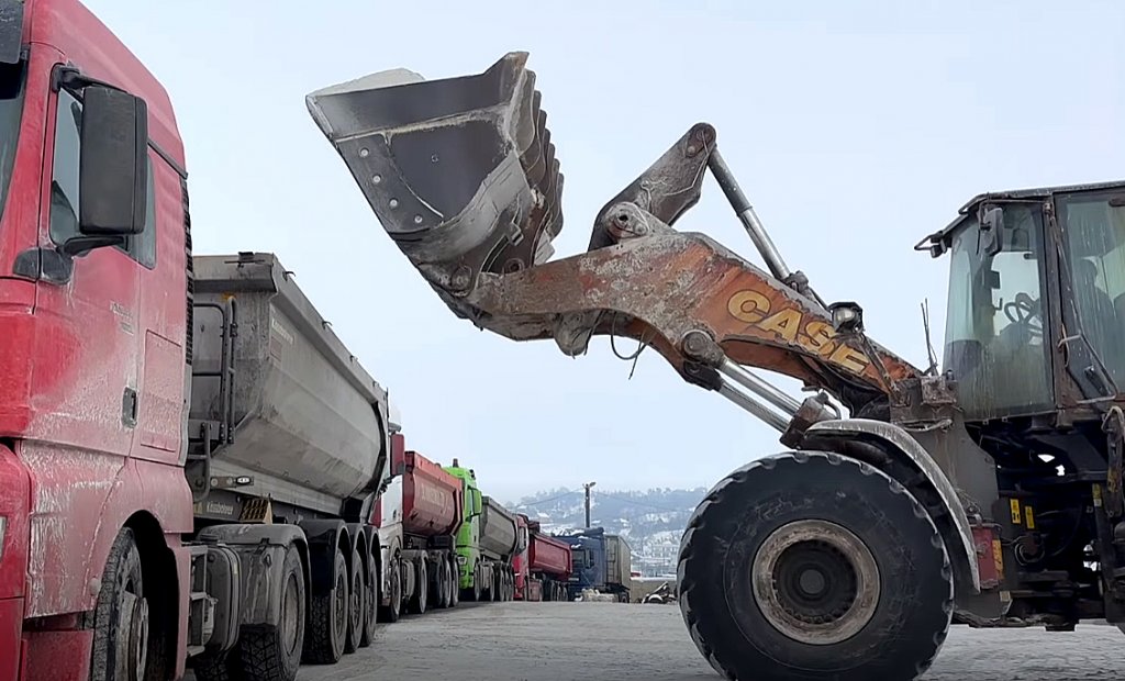 Read more about the article COADĂ LA SALINA DEJ. Sute de camioane stau la rând ore întregi pentru a putea încărca. FOTO