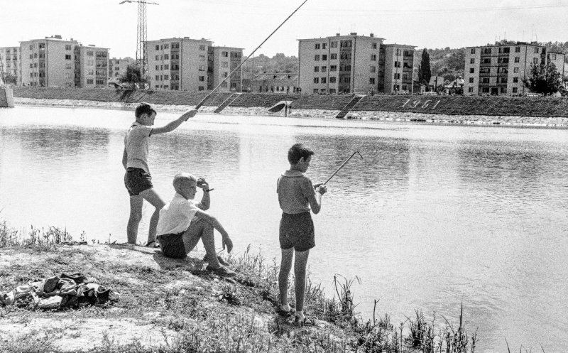 Read more about the article VECHIUL CLUJ. Băieți la pescuit pe Someș. Imagine surprinsă în cartierul Plopilor la începutul anilor ’60