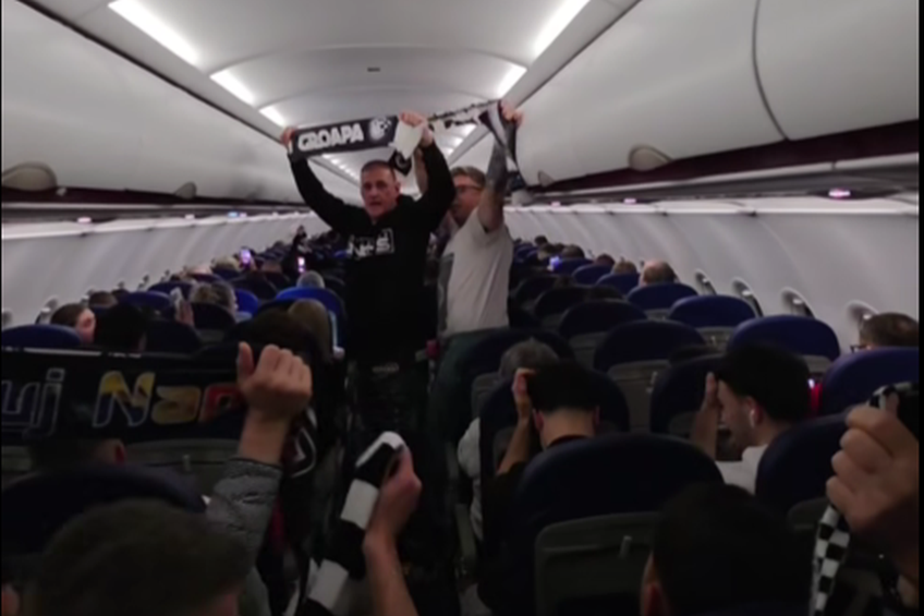 Read more about the article VIDEO. Fanii lui ”U” au făcut spectacol în cursa spre Barcelona + Comandantul aeronavei a cântat „Slavă ție, studenție” 