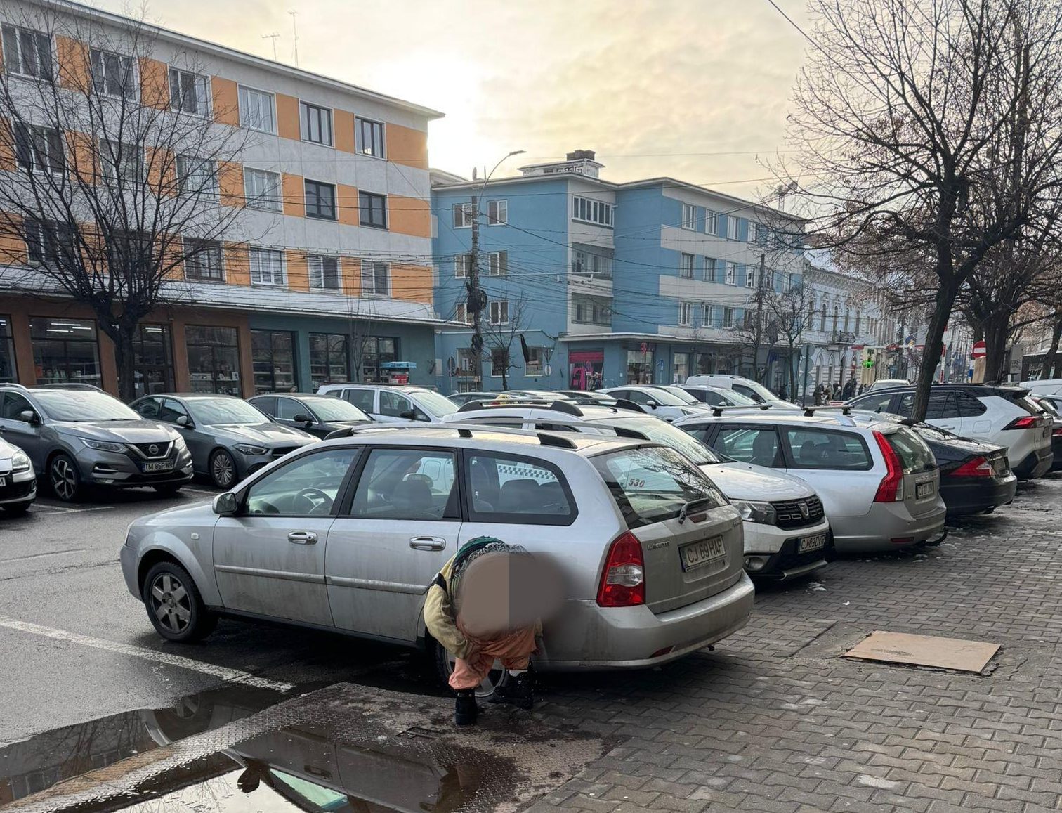 Read more about the article O femeie și-a făcut nevoile într-o parcare din Piața Mihai Viteazu, la câțiva metri de o toaletă publică funcțională