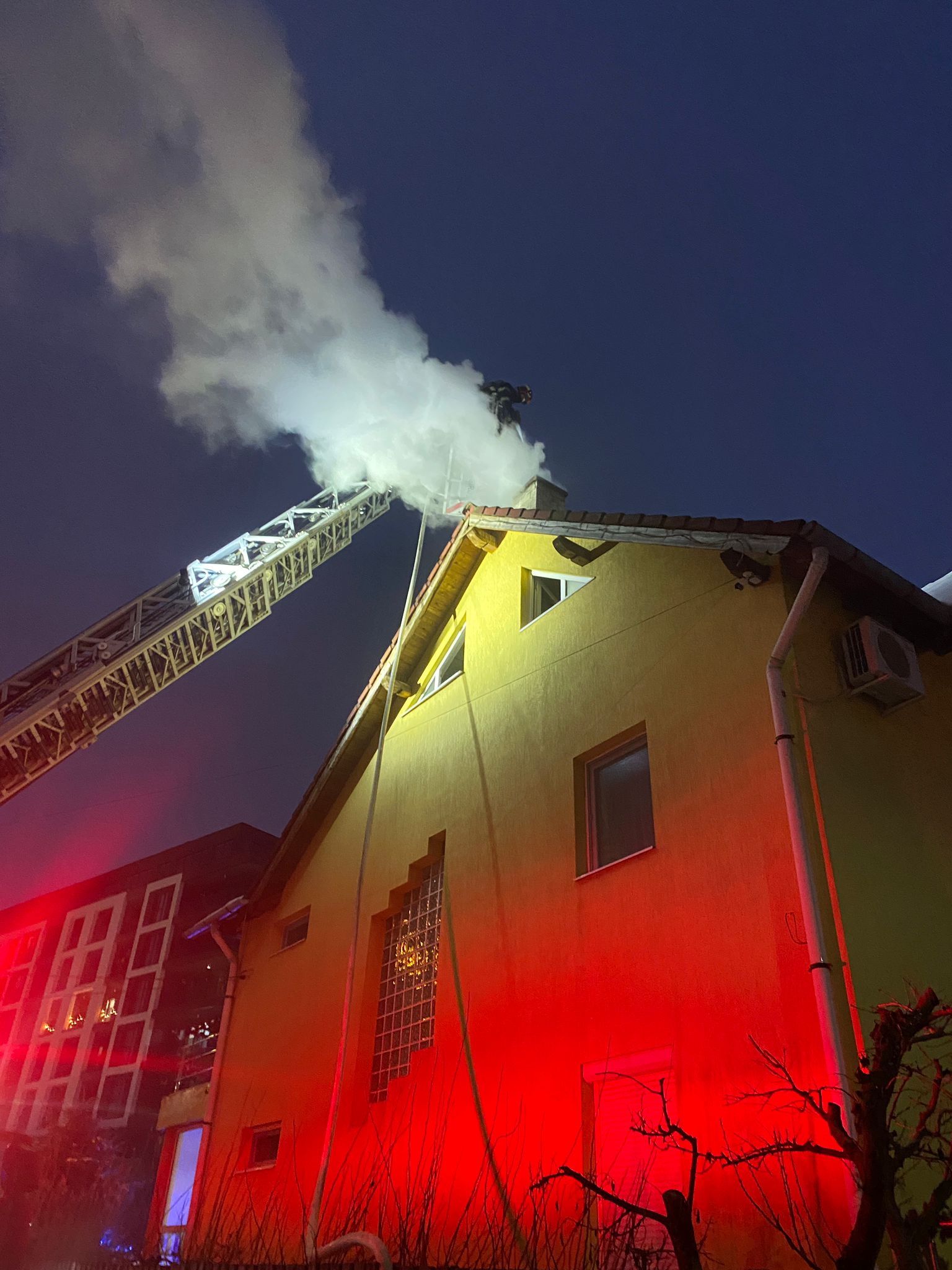 Read more about the article Incendiu puternic într-o locuință din Cluj. Intervin două autospeciale, o autoscară și un echipaj SAJ