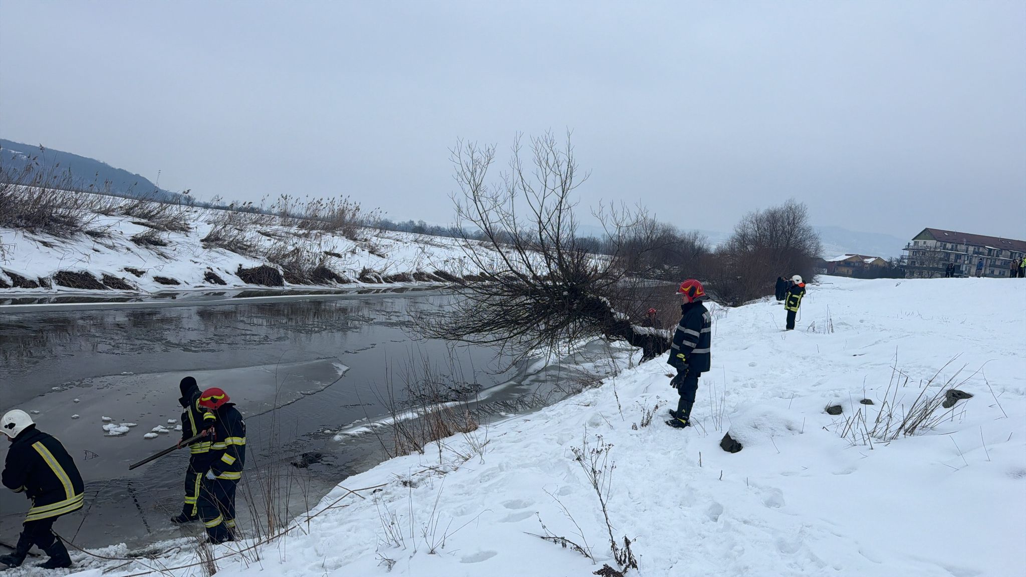 Read more about the article TRAGEDIE ÎN GHERLA. Doi copii de 4 și 5 ani au căzut în apa Someșului în timp ce se dădeau pe un derdeluș. Unul dintre ei n-a mai putut fi salvat