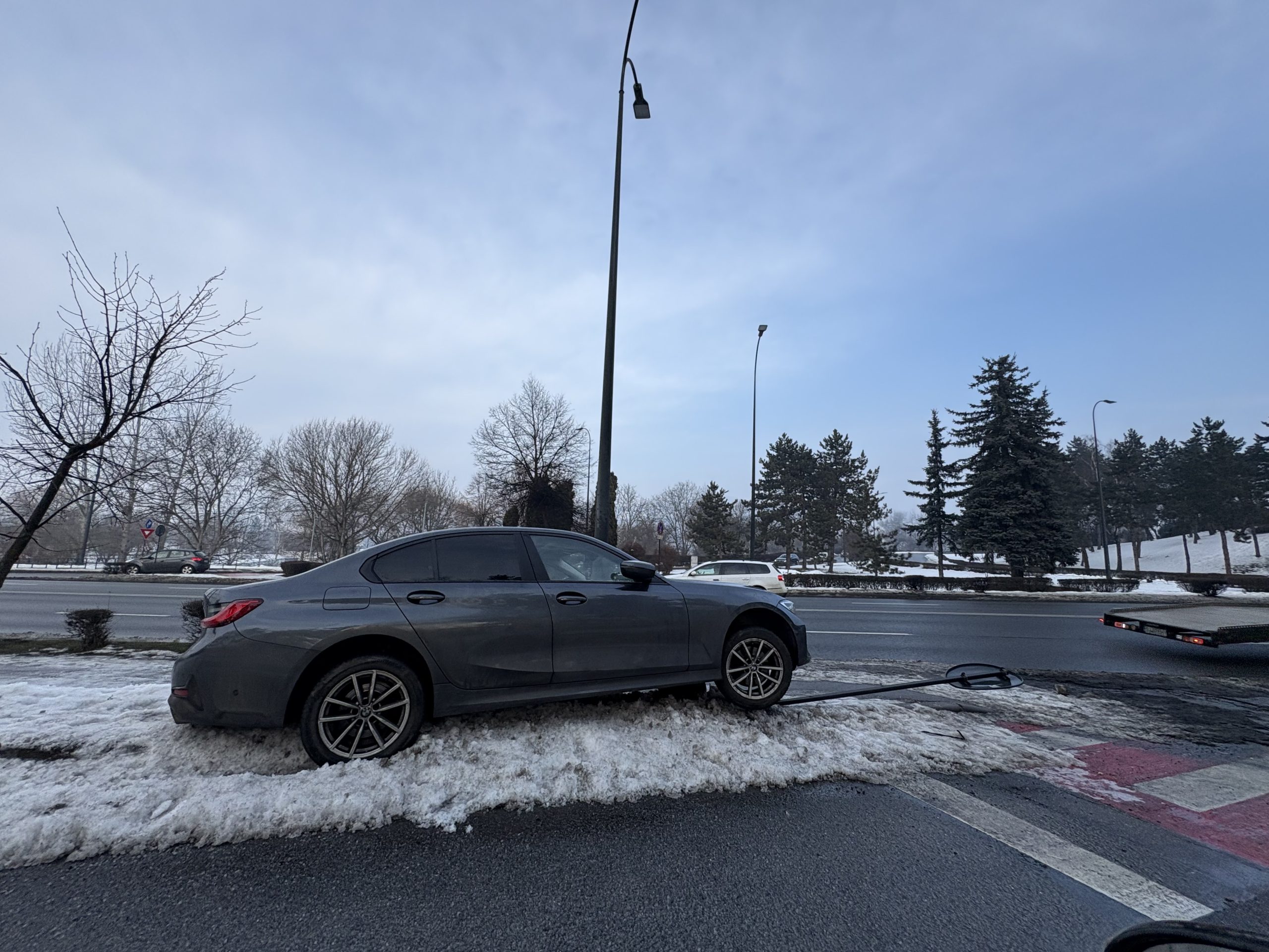 Read more about the article BMW-ul urcat pe semnul de circulație era condus de o femeie. Cu alcool în sânge