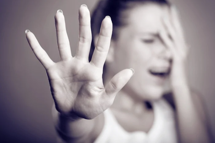 Read more about the article Pumni, păr smuls și bijuterii distruse sub privirile copiilor: prețul violenței la o grădiniță din Jucu