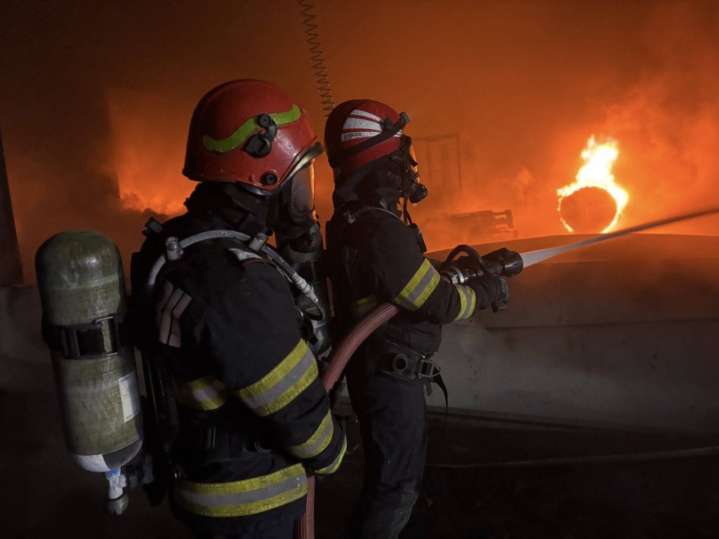Read more about the article INCENDIU DEVASTATOR la o fabrică de polistiren din județul Cluj. Peste 50 de pompieri s-au luptat 13 ore cu flăcările. GALERIE FOTO
