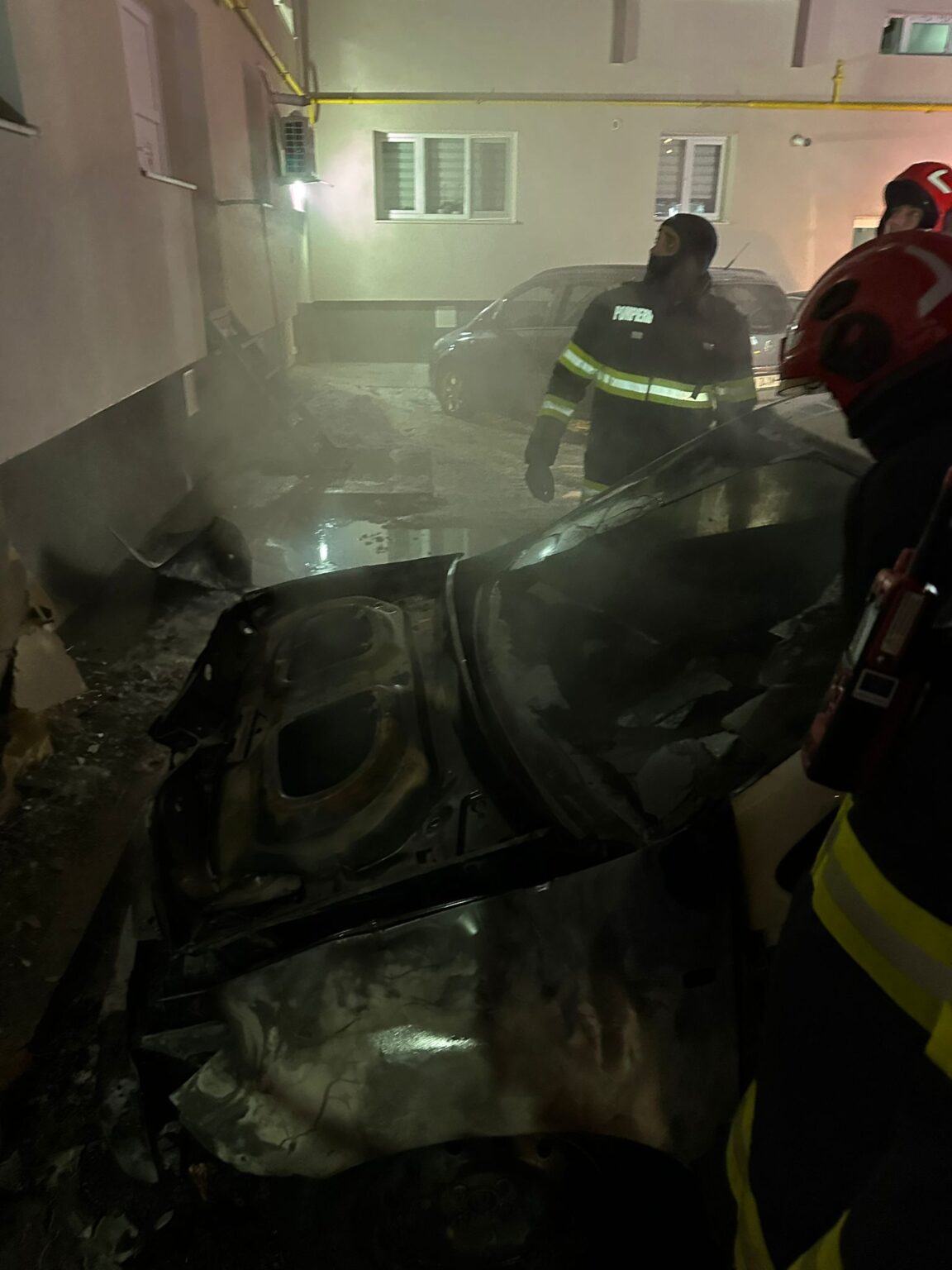 Read more about the article Incendiu neobișnuit în județul Cluj. Trei mașini au luat foc una de la alta. Flăcările s-au extins și la un bloc din vecinătate