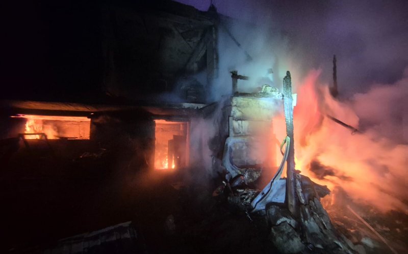 Read more about the article Incendiu violent într-o gospodărie din județul Cluj. Pompierii au folosit aproape 30.000 de litri de apă pentru stingerea flăcărilor