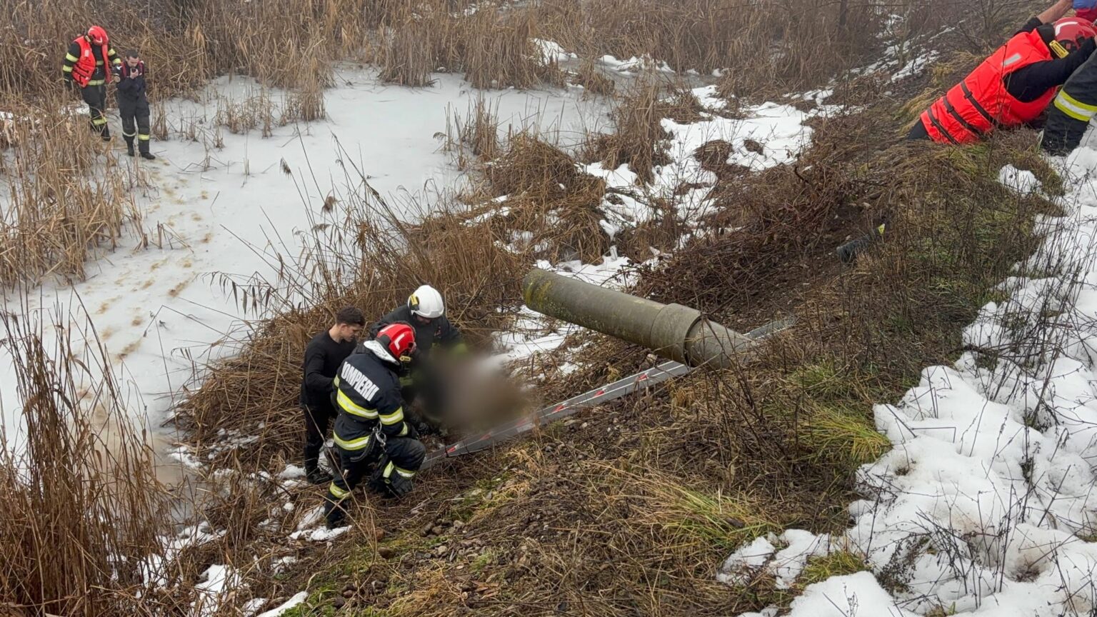 Read more about the article Intervenție contra-cronometru a pompierilor clujeni pentru salvarea unui bărbat căzut în apa înghețată a unui lac
