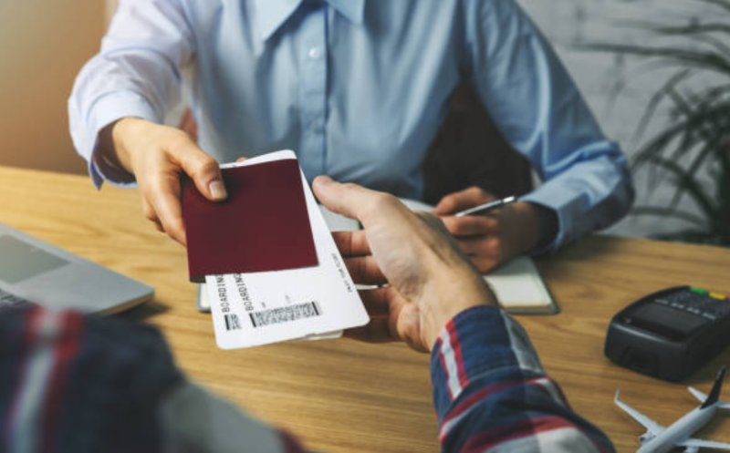 Read more about the article Afacerea „Chitanța de vacanță”: o agenție de turism din Cluj și patru complici scapă de cazier după ce au „fabricat” sute de sejururi nereale