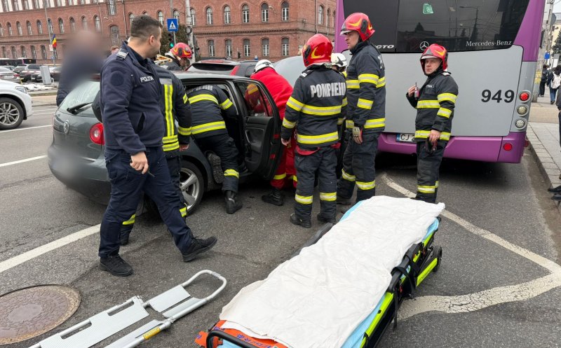 Read more about the article ACCIDENT GRAV. Un autobuz și două autoturisme s-au ciocnit în centrul Clujului