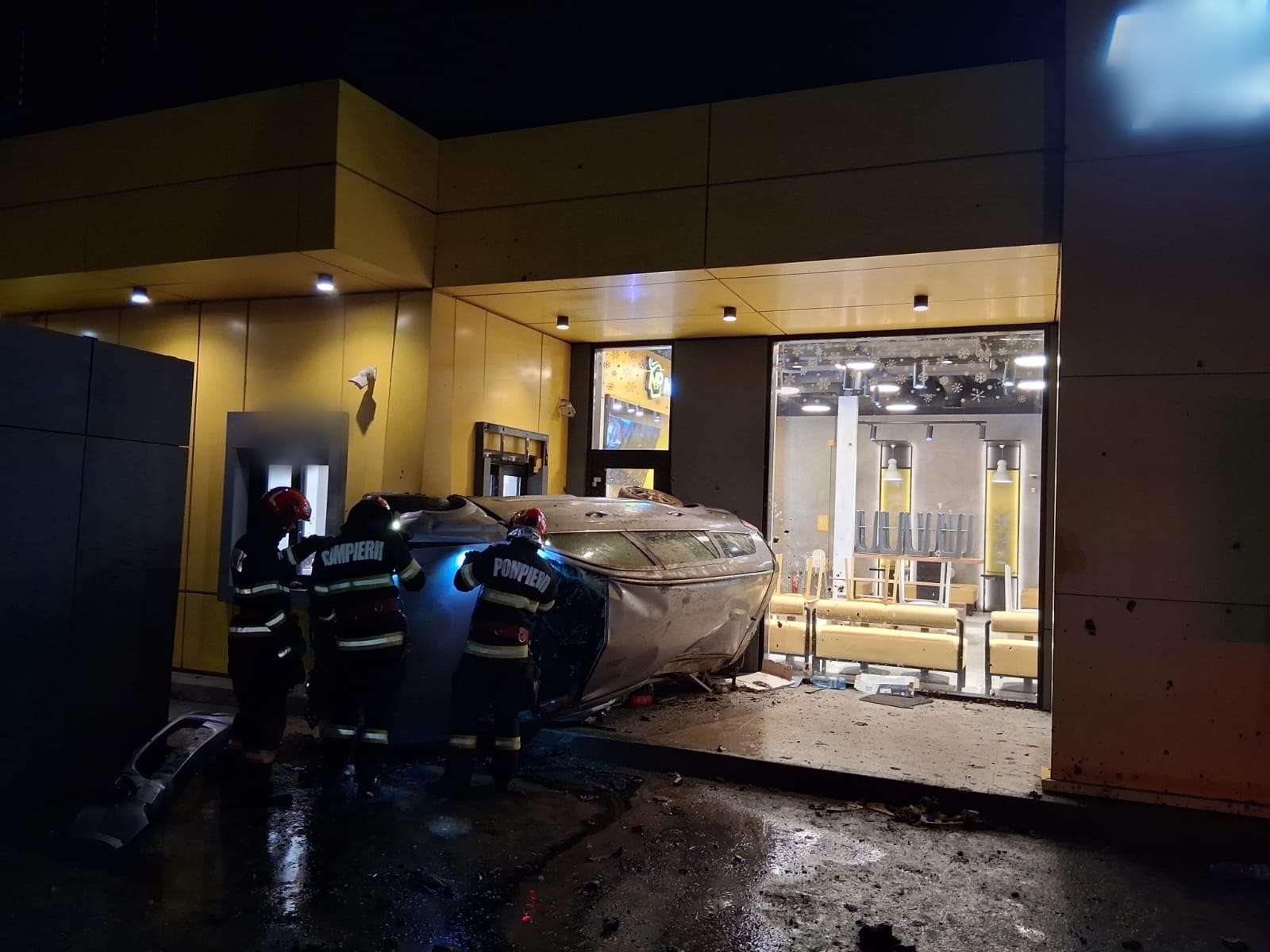 Read more about the article Accident cum rar vezi! Un clujean a intrat cu mașina într-un fast-food din parcarea mall-ului VIVO!