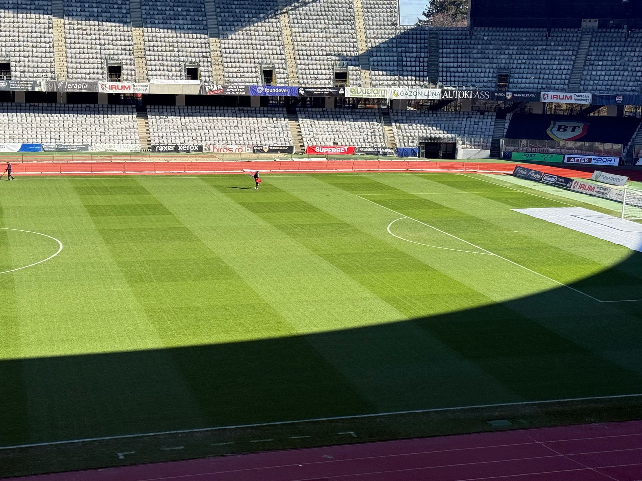 Read more about the article Gazonul de pe Cluj Arena arată impecabil înainte de meciul decisiv Universitatea – Oțelul din Superliga României. GALERIE FOTO