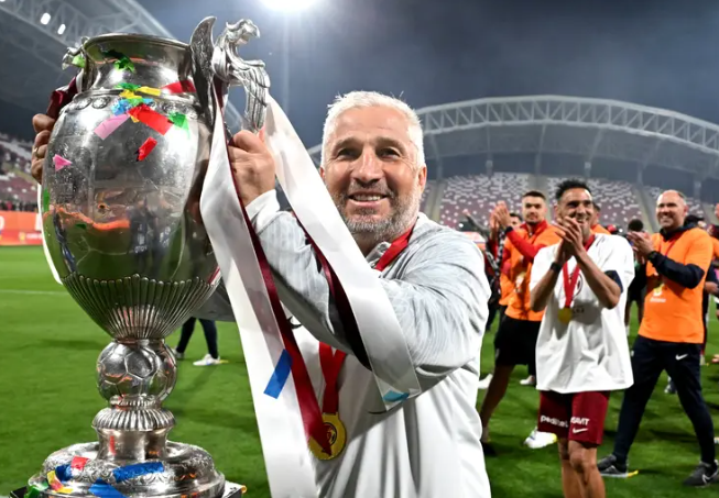Read more about the article Dan Petrescu este pe punctul de a reveni pe banca tehnică. „Mă simt bine, mai am puțin și încep să antrenez”