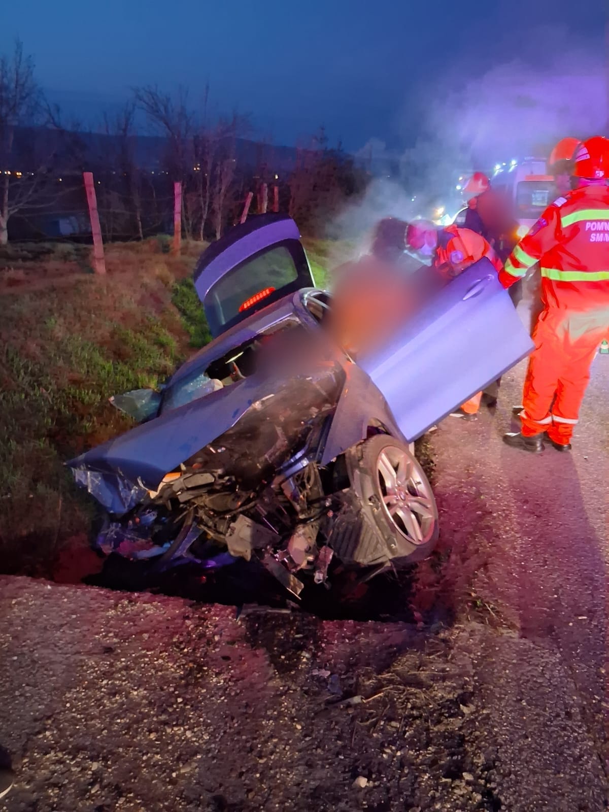 Read more about the article Accident rutier pe centură: un bolid s-a făcut praf în urma coliziunii. Tânărul din mașină, transportat la spital