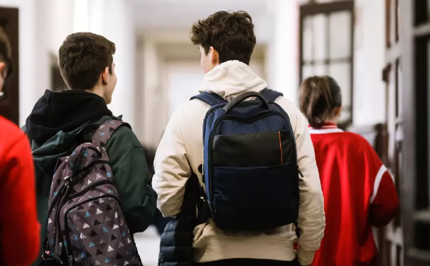 Read more about the article Elevii din Cluj din clasele a III-a și a IX-a, atât de la stat, cât și de la privat, vor primi vouchere în valoare de 700 de lei