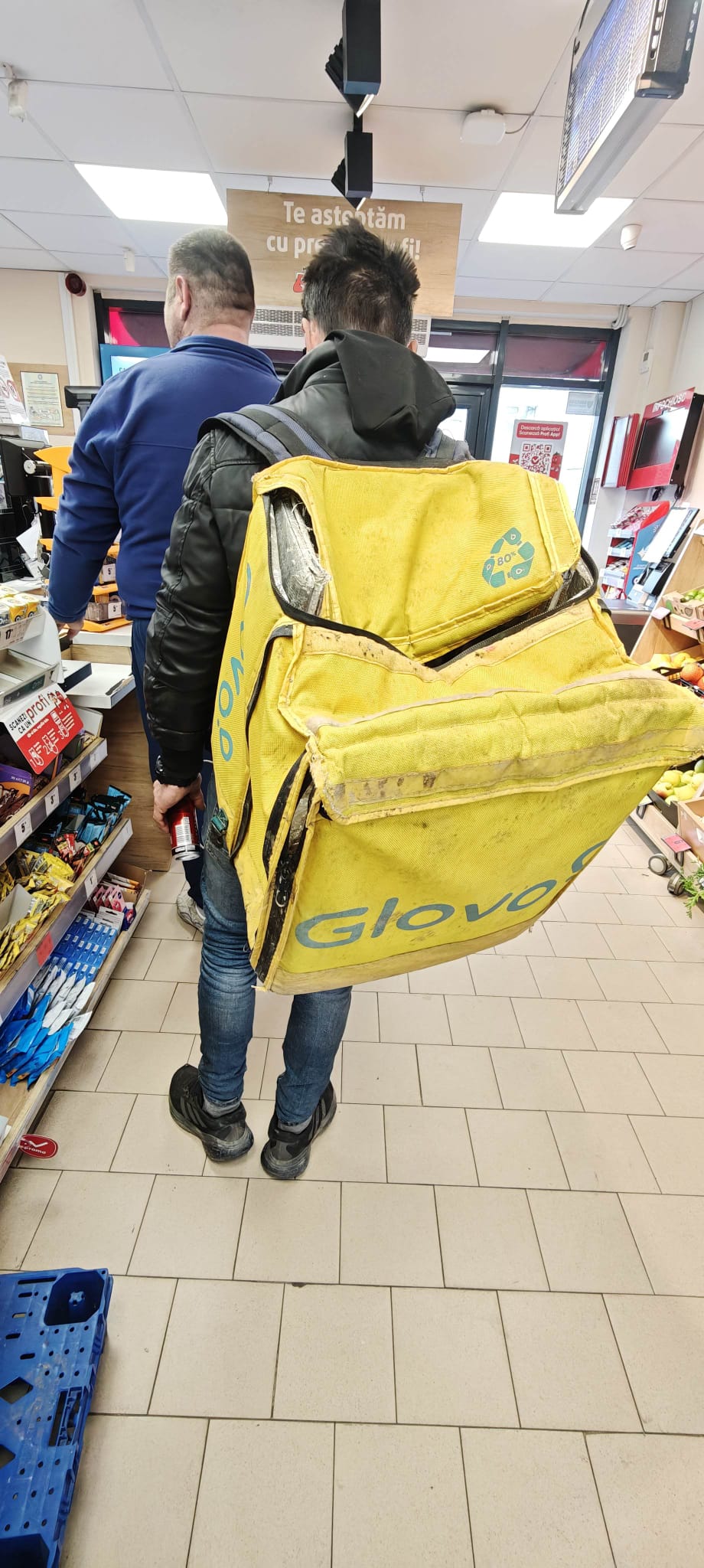 Read more about the article Imagini revoltătoare în Cluj: geanta unui livrator stârnește controverse și întrebări despre siguranța alimentelor