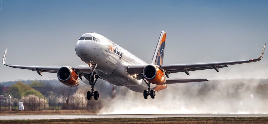 Read more about the article Biletele de avion se scumpesc: motivul care îi va face pe români să plătească mai mult pentru vacanțe