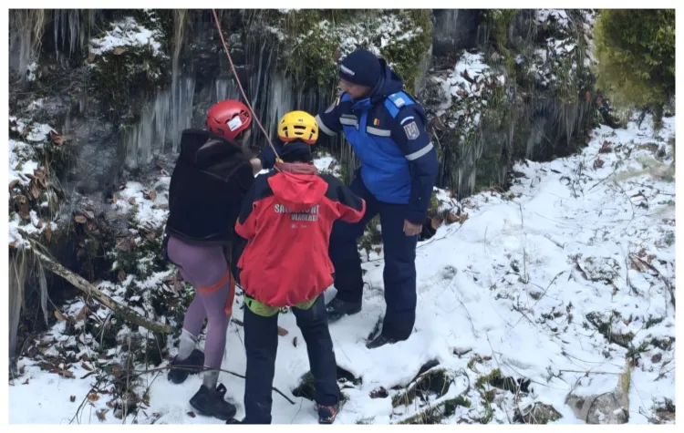 Read more about the article Turiști străini blocați deasupra Cascadei Vălul Miresei, salvați de Jandarmeria Montană Cluj