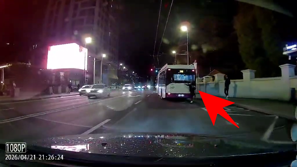 Read more about the article ȘOCANT! Tineri care își riscă viața „alegând” să călătorească agățați în spatele autobuzelor! VIDEO