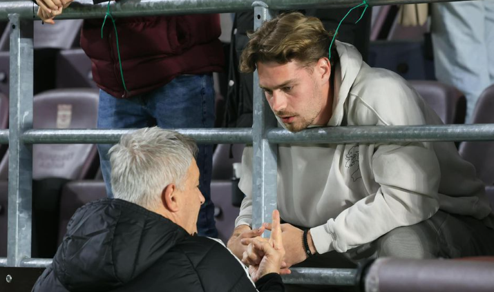 Read more about the article Cine este jucătorul pe care l-a îmbrățișat Cristiano Bergodi în arena din Giulești după victoria cu Rapid