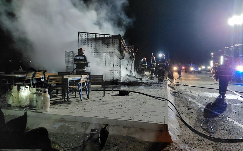 Read more about the article Incendiu la un fast-food, stins în timpul nopții. Pompierii au evacuat patru butelii