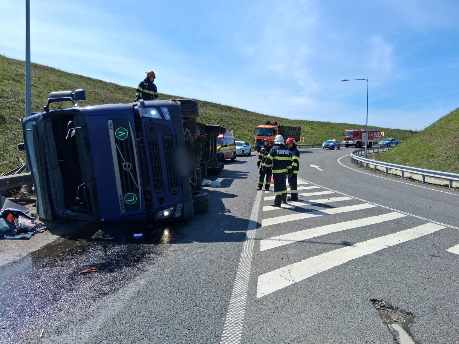 Read more about the article Accident de circulație pe un drum din județul Cluj. Un TIR s-a răsurnat într-o curbă