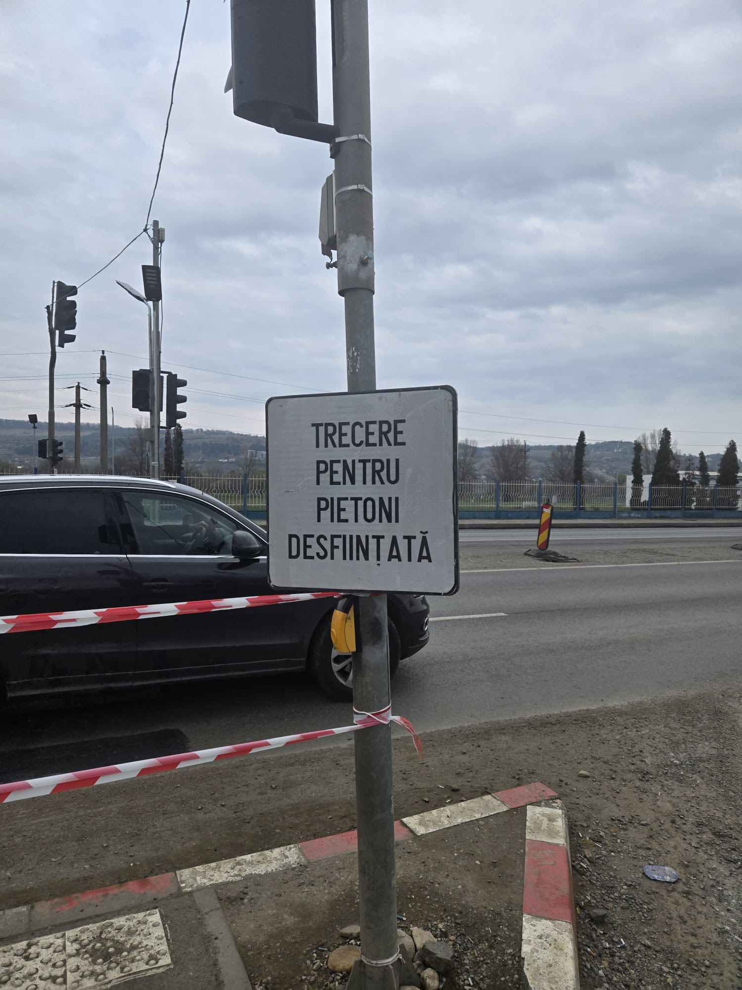 Read more about the article GALERIE FOTO. Semaforul și trecerea de pietoni din fața hipermarket-ului Metro din Florești, desființate definitiv. Pe unde vor putea traversa strada oamenii