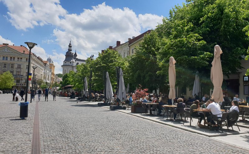 Read more about the article Primăria dă în chirie terasele din centrul Clujului. Cât plătesc patronii
