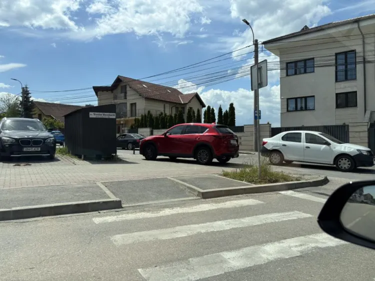 Read more about the article Un clujean, la un pas de coliziune din cauza mașinilor parcate haotic. Reacția autorităților? Tăcere