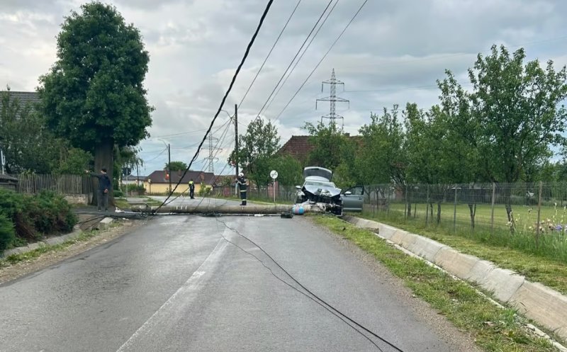 Read more about the article ACCIDENT RUTIER grav în județul Cluj! O mașină a doborât un stâlp electric din beton! Șoferul și copilul său, răniți