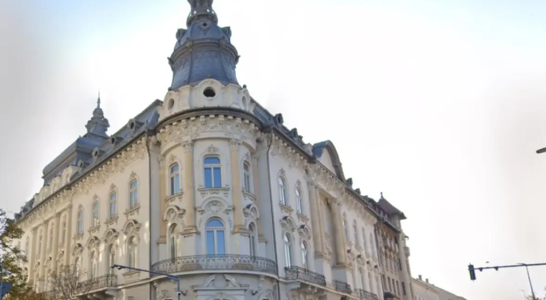 Read more about the article Andrew Tate confirmă interesul pentru Hotelul Continental. „Îmi place să fac istoria să se repete, așa că am venit aici să văd cum stă treaba”