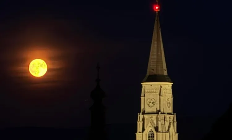 Read more about the article O fotografie, o mie de cuvinte. Clujeanul care a ieșit pe balcon la 22:15 și a imortalizat cel mai liniștitor cadru al verii