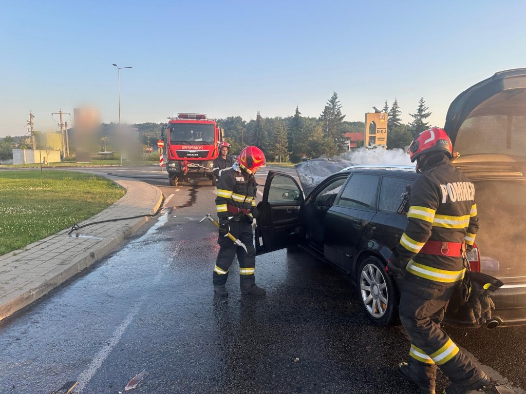Read more about the article Impact violent între două mașini pe un drum din Cluj. Un autoturism a luat foc + Ce s-a întâmplat cu pasagerii