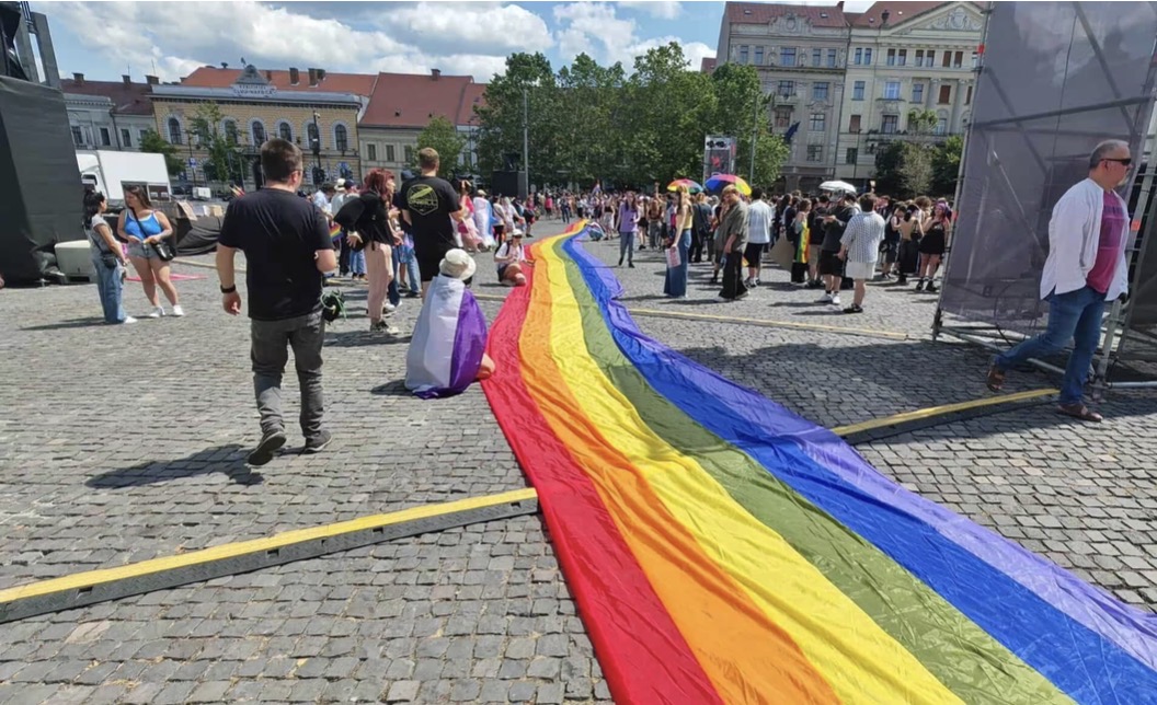 Read more about the article Cluj Pride a adunat mii de participanți pe străzile centrului
