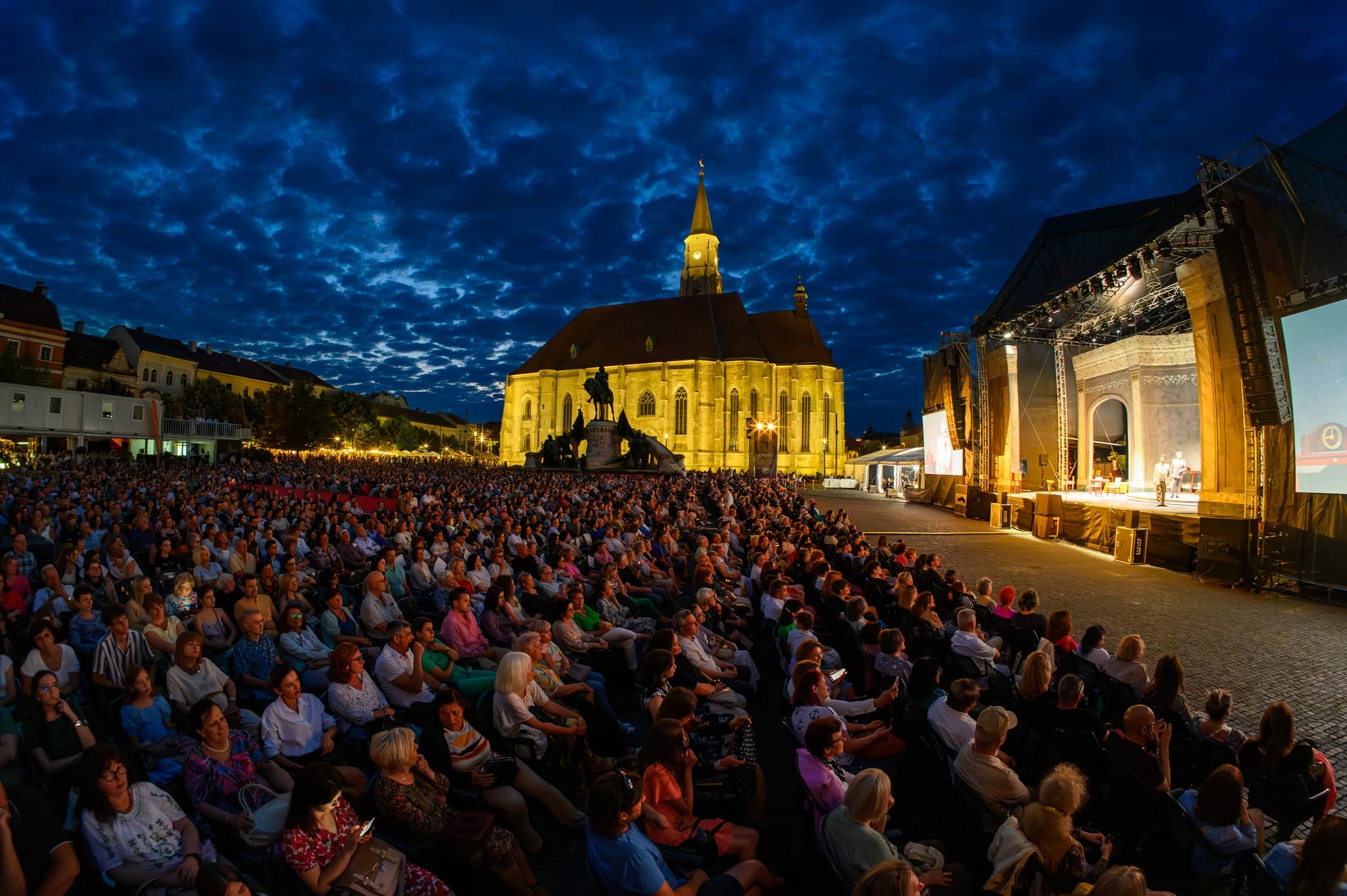 Read more about the article Spectacole în premieră la OPERA APERTA 10: de pe platforma avioanelor, pe scene urbane, alături de sute de artiști