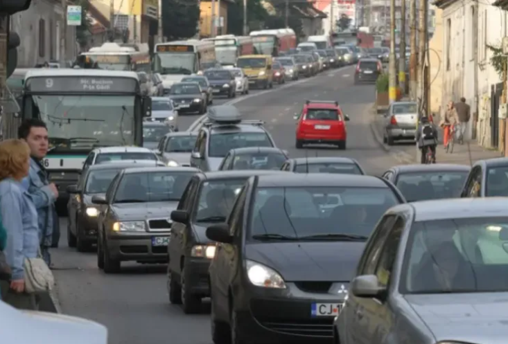 Read more about the article Traficul greu, limitat pe drumurile din județul Cluj din cauza caniculei. Temperaturi apropiate de 40 de grade Celsius!