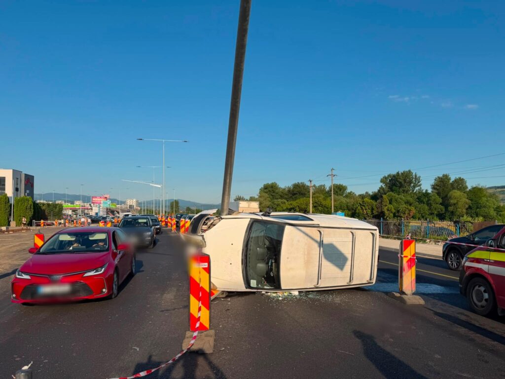 Read more about the article Accident în Florești. O dubă a lovit un stâlp și s-a răsturnat pe șosea